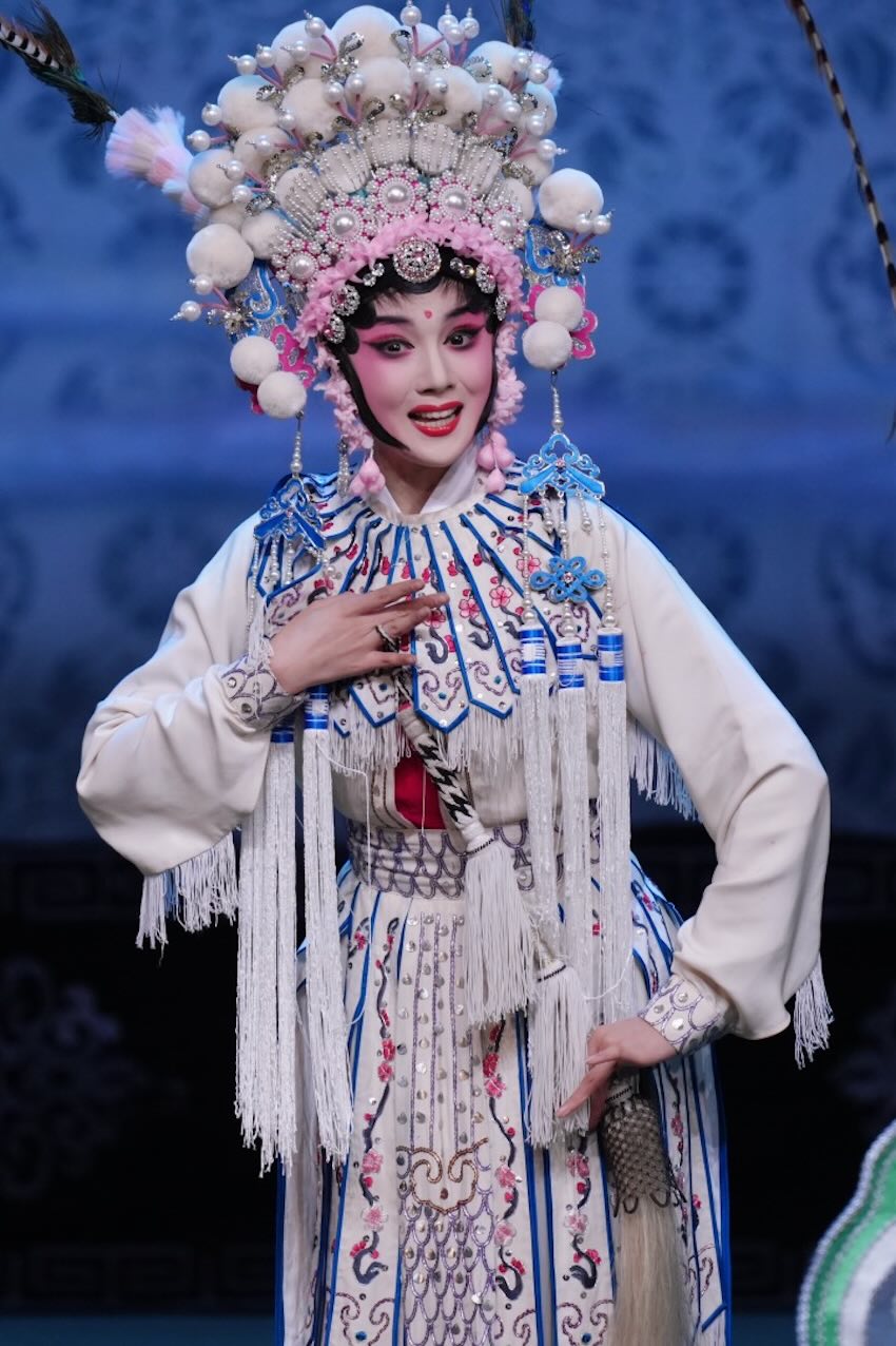 赵思雅演绎的白蛇。四川省川剧院供图