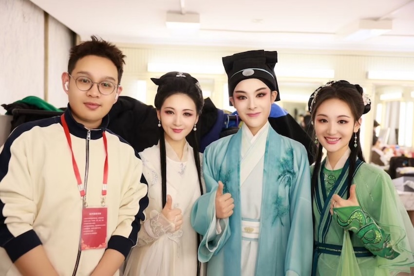 春晚小品《借伞》中，何青青饰演白素贞。受访者供图