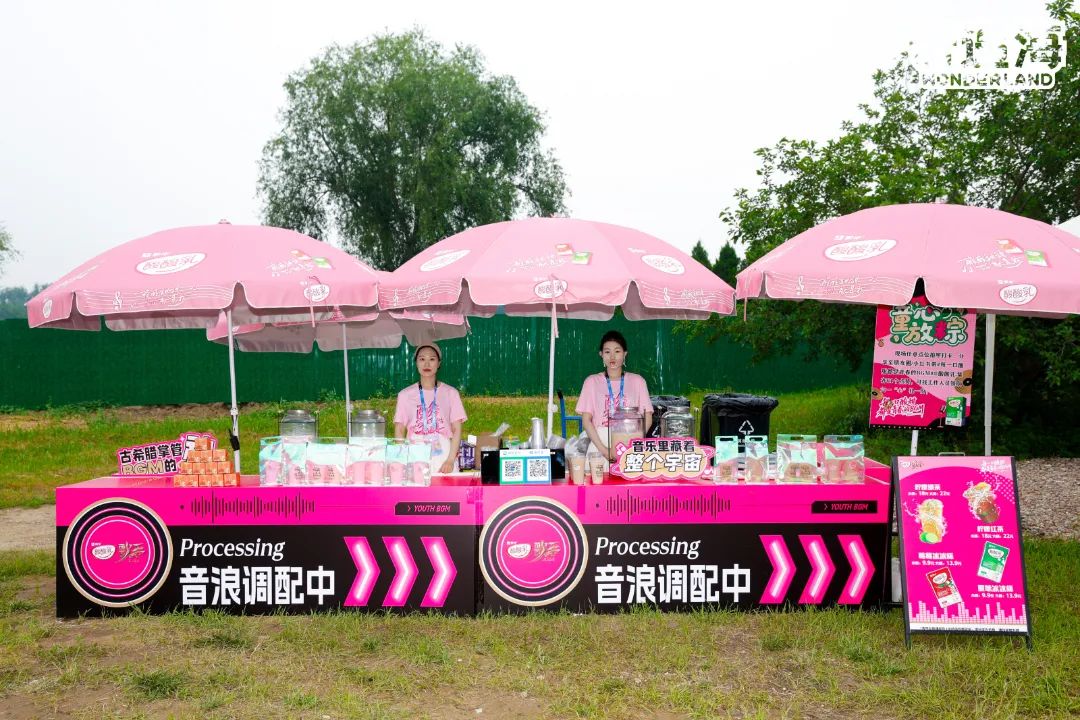 服务保障方面，本次音乐节通过部署50辆接驳大巴、2500车位自驾停车场及多线路接驳服务，构建起立体化交通保障体系。同时创新开通夜间美食专线，串联演出场地与周边商圈，推动区域旅游经济提质增效。此外，应对雨季，主办方特别为观众备齐雨衣、鞋套等防雨物资，为观众雨中观演保驾护航。
