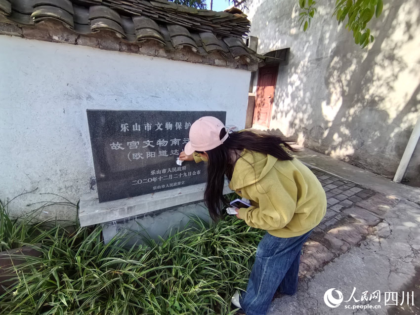 工作人员擦拭石碑。人民网记者 刘海天摄