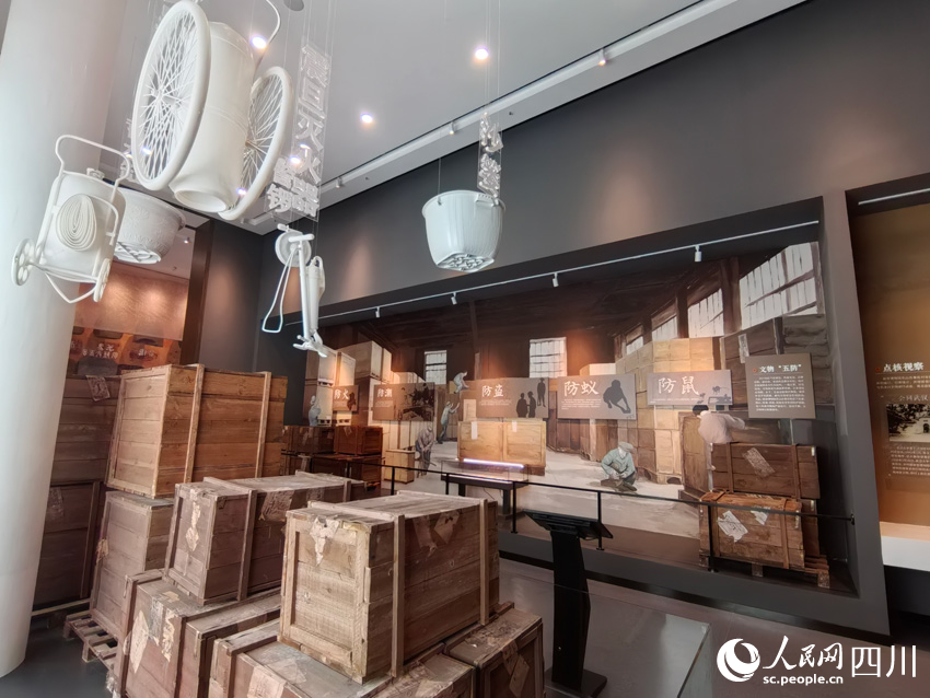 展示当年文物保护措施。人民网记者 刘海天摄