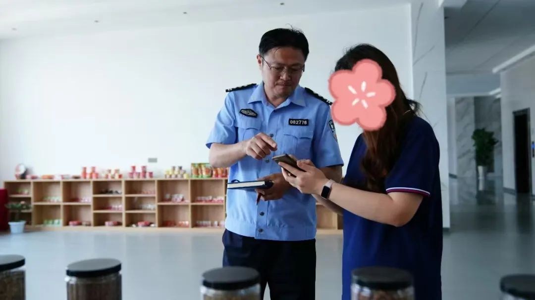 工位上空无一人，电脑突然“发疯”……