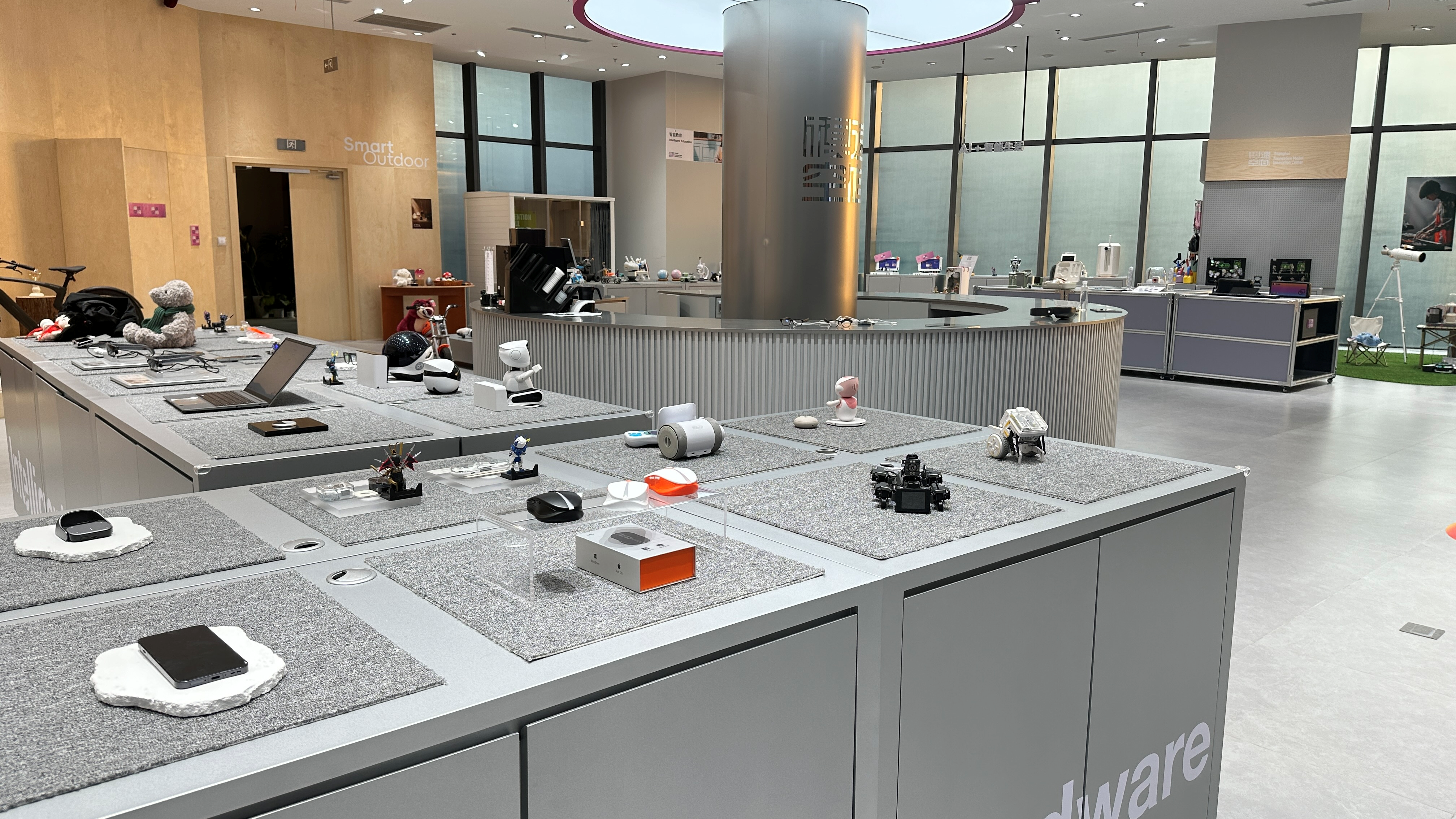 上海模速空間內的人工智能產品。王崟欣攝