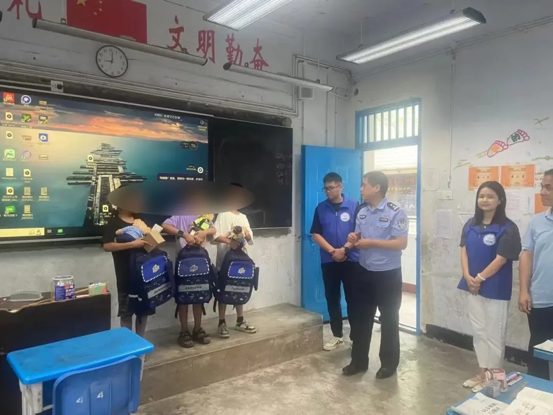 小孩哥稚笔写“举报信”，民警：盖章回信，公开表扬