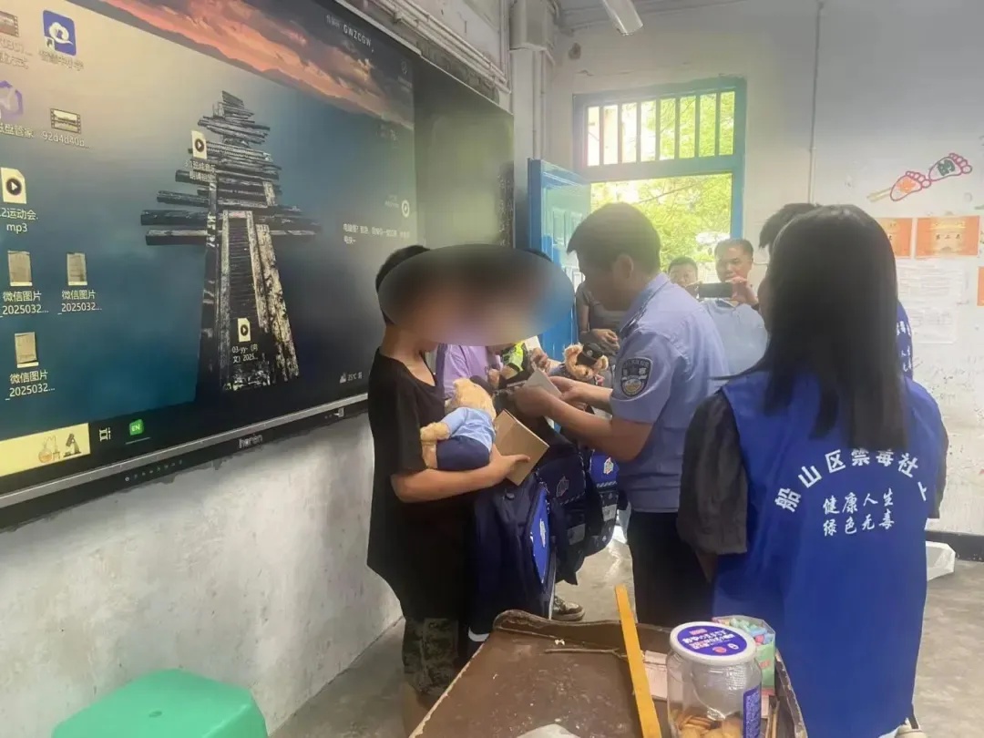 小孩哥稚笔写“举报信”，民警：盖章回信，公开表扬