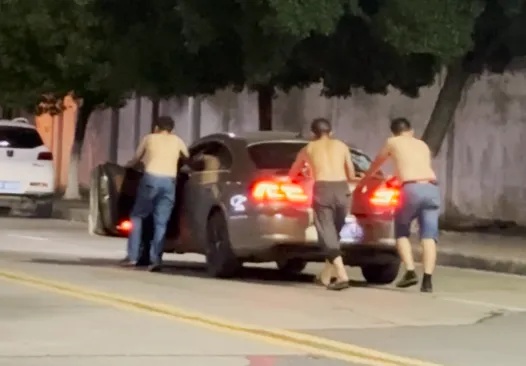 三名男子酒后推车数百米回家,算酒驾吗?交警回应