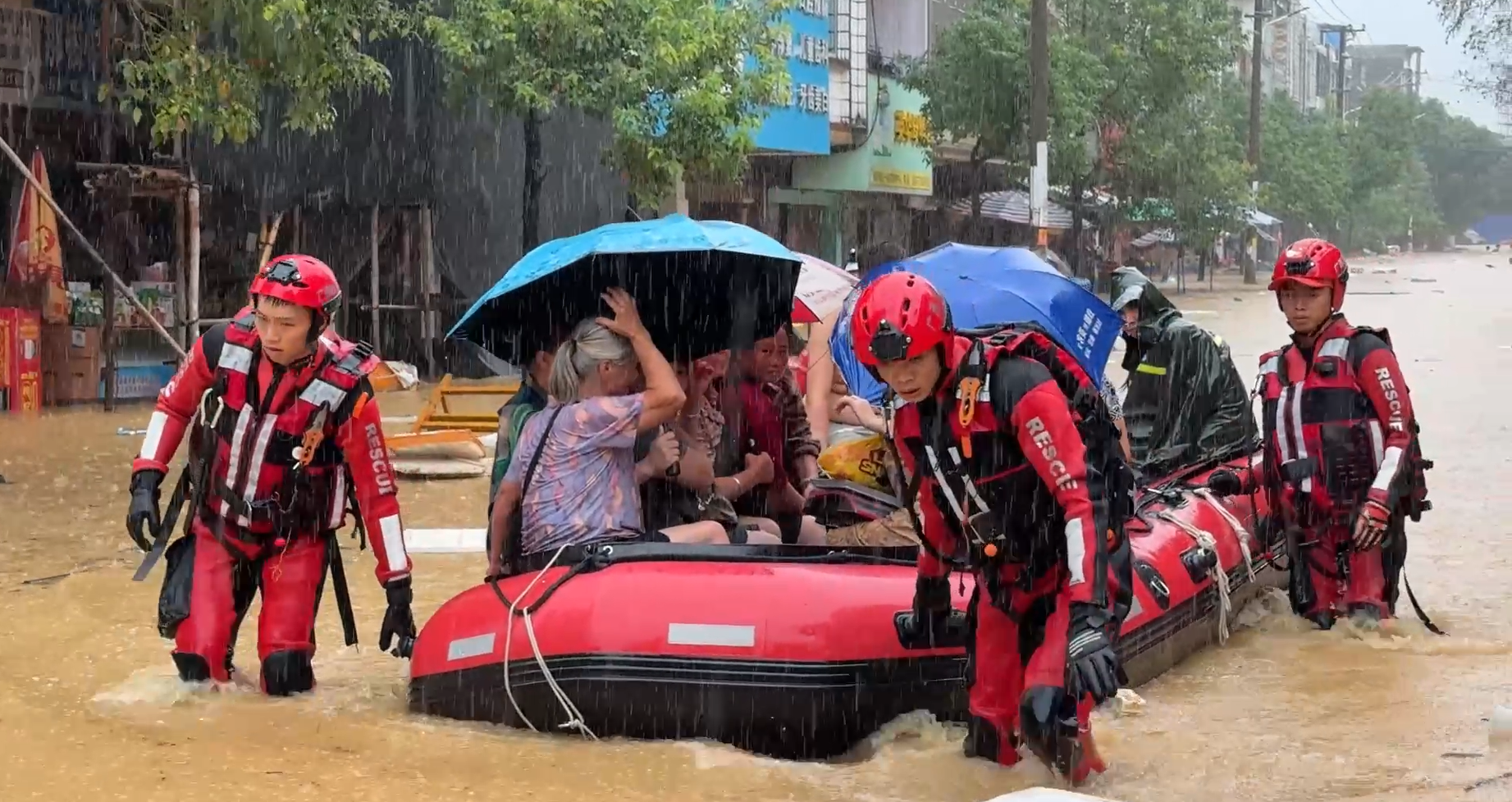 防城港那梭镇积水严重 消防紧急转移被困群众