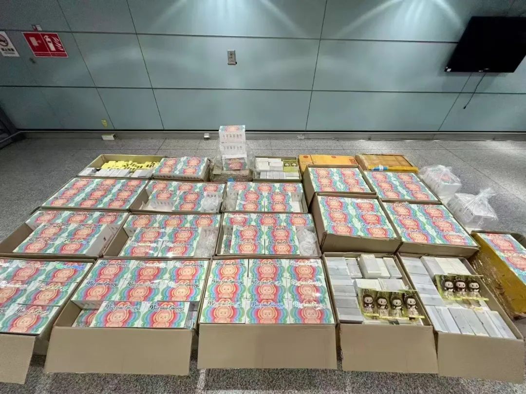 代购谋利！10名旅客超量携带Labubu入境被查