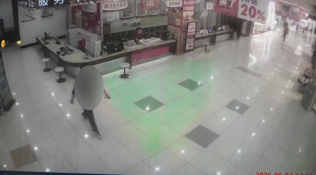男子狂买200多张购物卡，超市员工赶紧报警