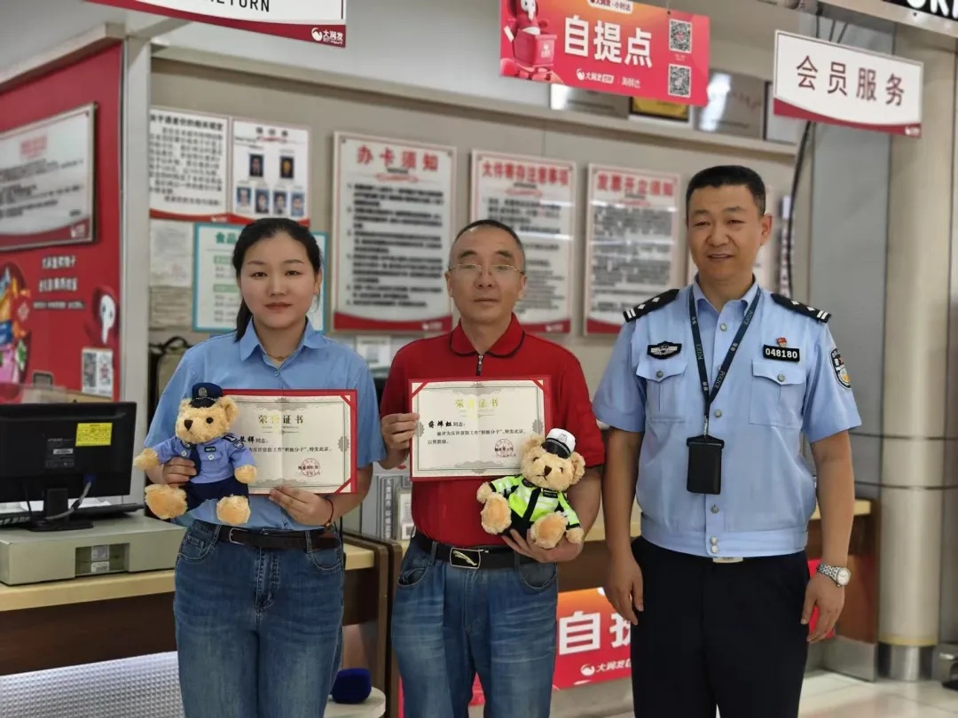 男子狂买200多张购物卡，超市员工赶紧报警
