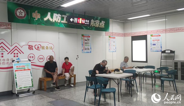 郑州市医学院地铁站内，市民在休息纳凉。人民网 杨晓娜摄