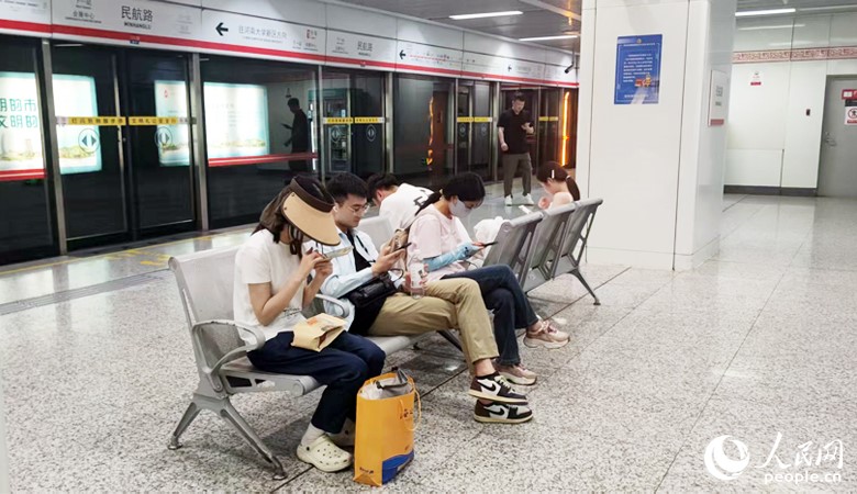 郑州地铁1号线站内设置的爱心座椅。人民网 杨晓娜摄