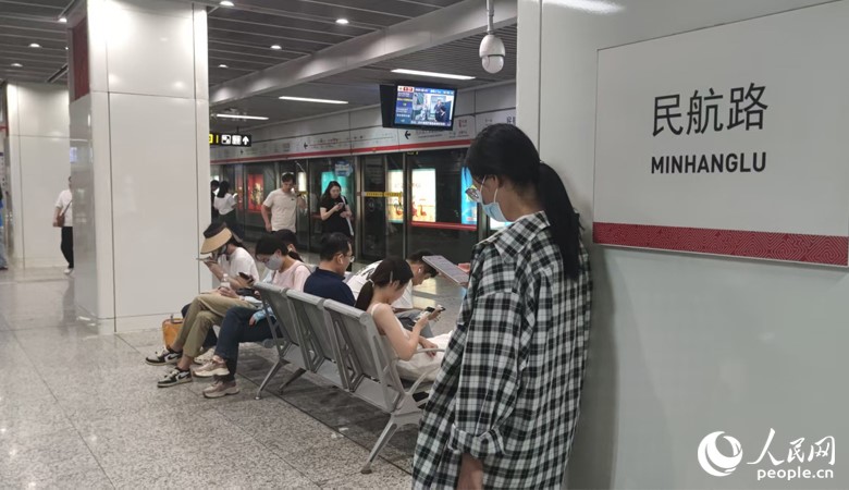 郑州地铁民航路站设置的爱心座椅。人民网 杨晓娜摄