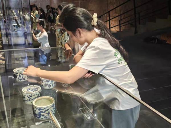 千年窑火不熄 赣商精神永续 ——江西财经大学“赣财瓷韵·数智兴商”数字实践队深入景德镇开展赣商文化活动_长安街读书会