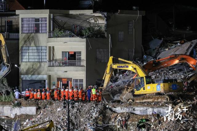 8月7日19时50分左右，救援人员用担架从现场抬出又一名被困人员，并迅速送上救护车。此时距离事发已经过了约36小时。  