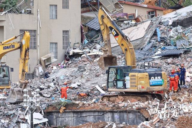 8月7日17时许，救援人员携救援犬再次搜寻生命迹象。