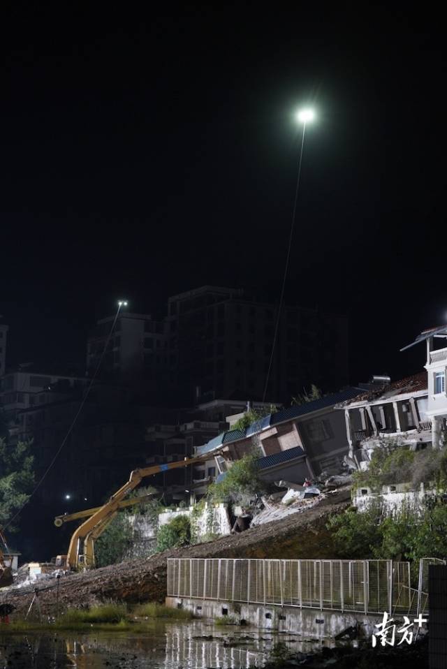 8月7日凌晨3时许，系留无人机照亮着救援现场。 