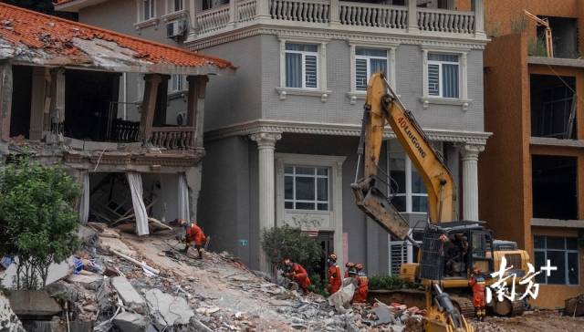 8月7日11时许，救援人员在废墟里搜索被困者。 