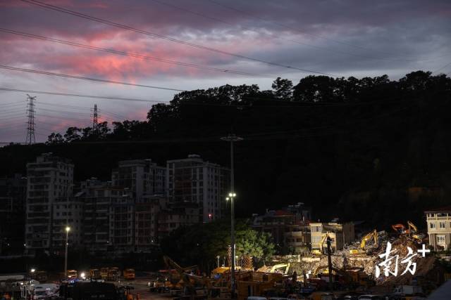 8月7日18时许，大雨过后，救援现场上空出现晚霞。  