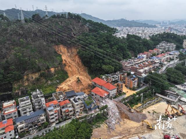 8月7日8时许，航拍山体滑坡现场。  