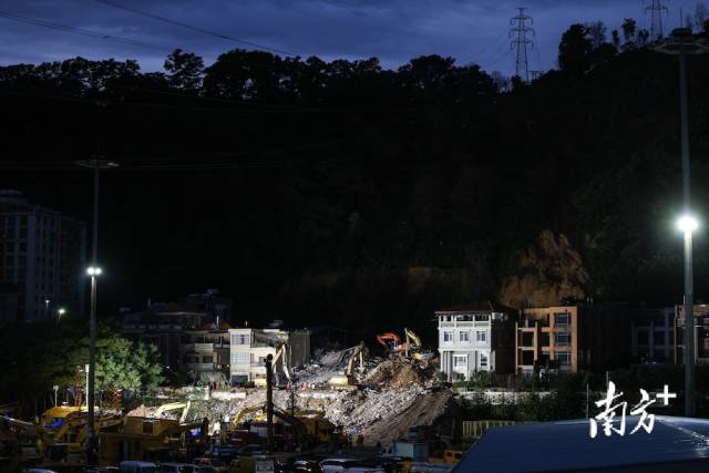 8月7日19时许，山体滑坡救援现场灯火通明。 