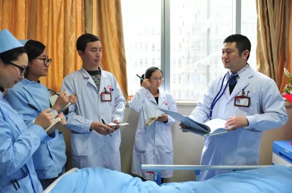 白雪指导学生.jpg