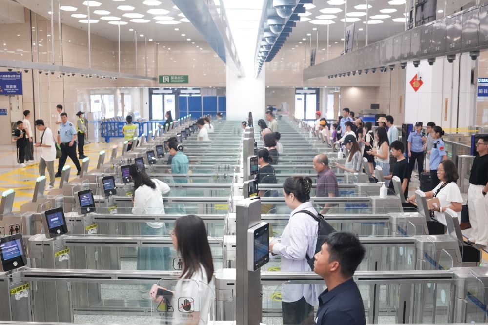 图为横琴口岸通关人流 图为横琴口岸通关人流