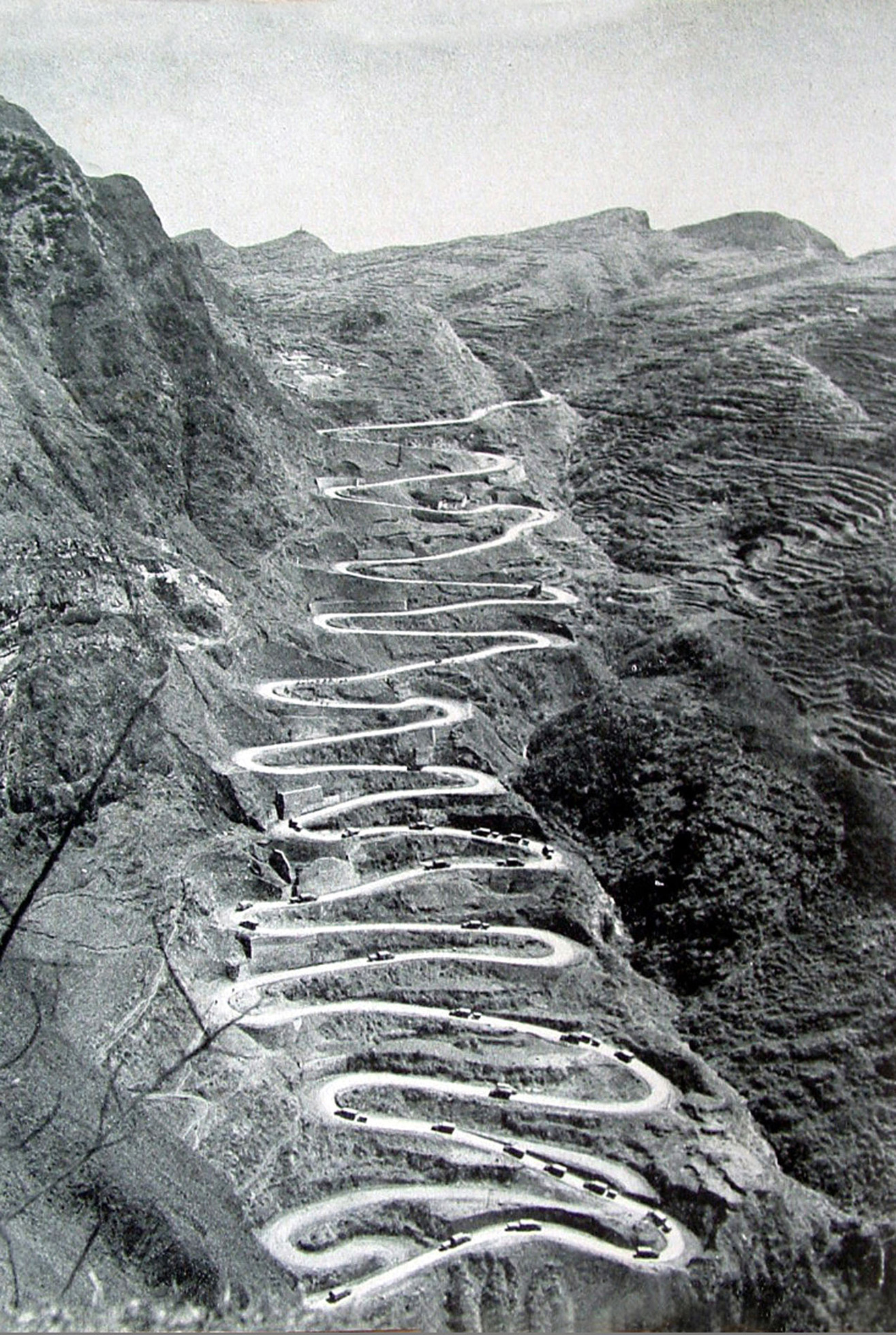 17566513523313.jpg 4.贵州晴隆“二十四道拐”抗战公路遗址(拍摄:约翰_F_阿尔伯特(John F. Albert;图片来源:陈亚林).jpg