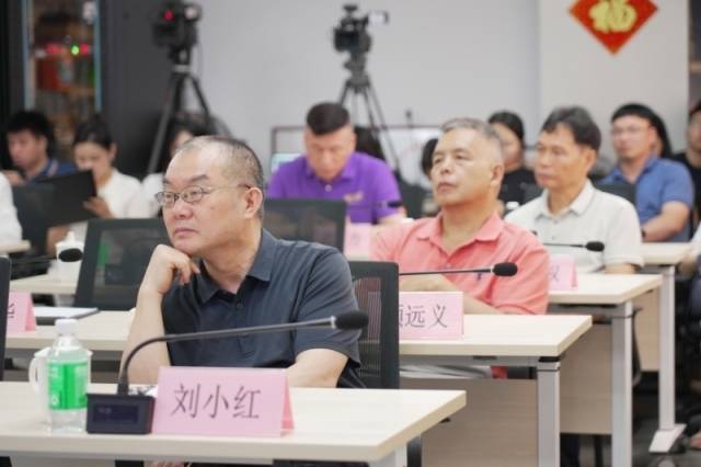 图为学员认真听课