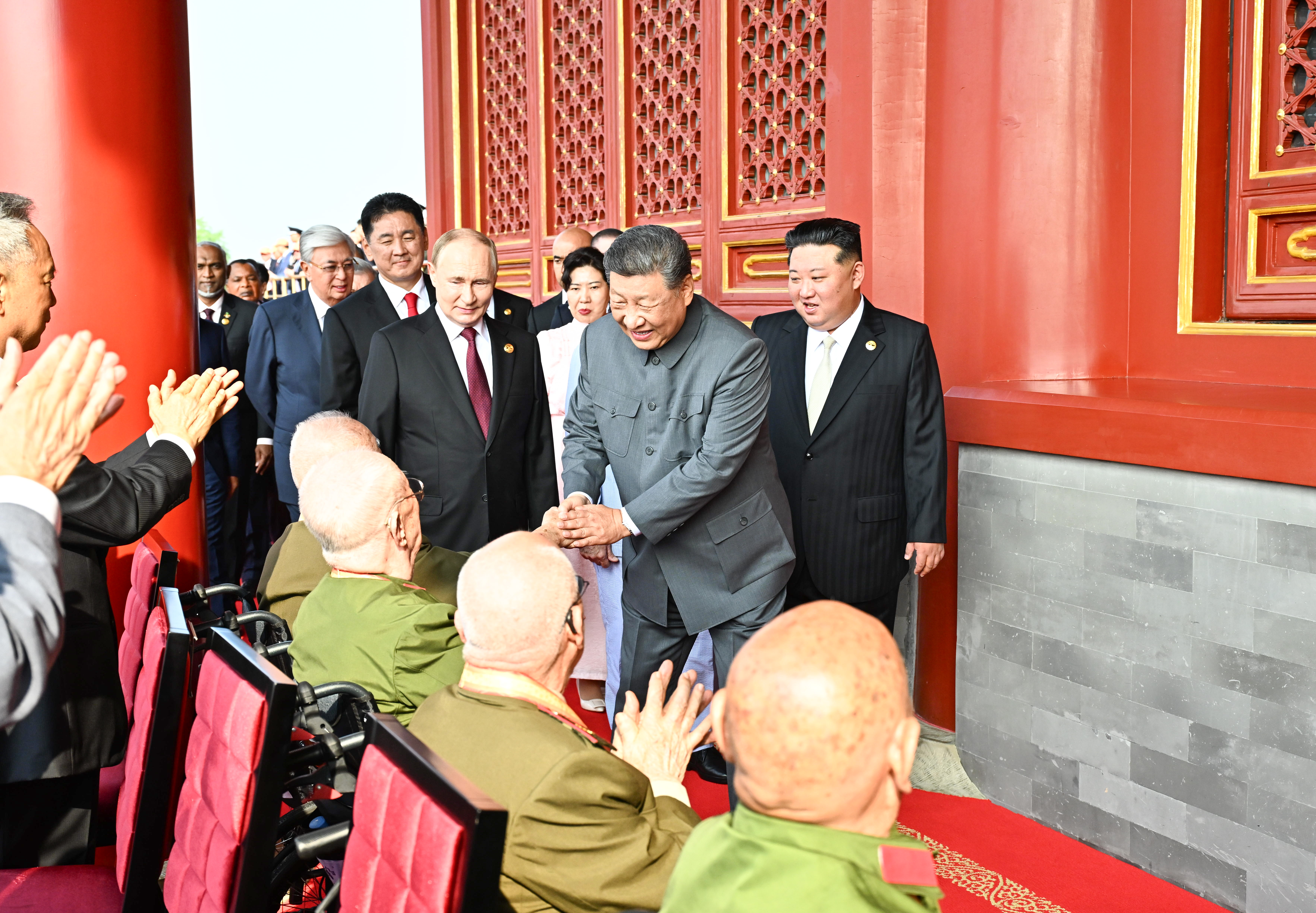 微鏡頭·習(xí)近平總書記同抗戰(zhàn)老戰(zhàn)士老同志親切握手 | 這一握，情深意重