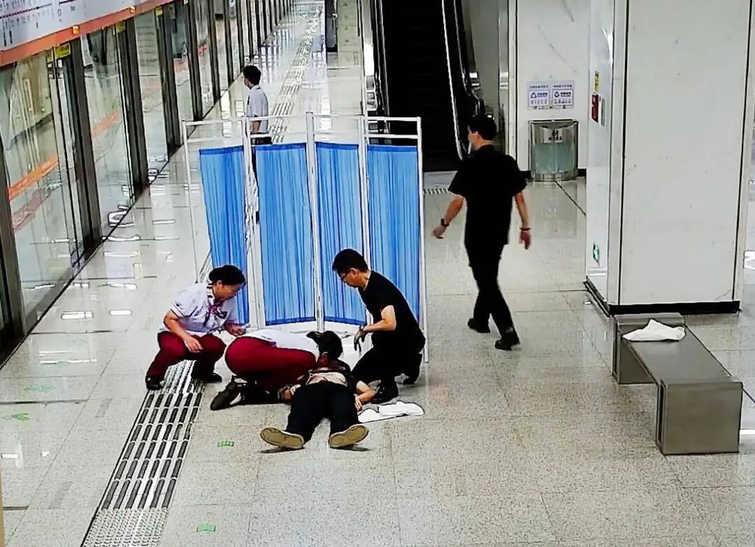 值班站长刘梦婕为乘客进行人工呼吸.jpg