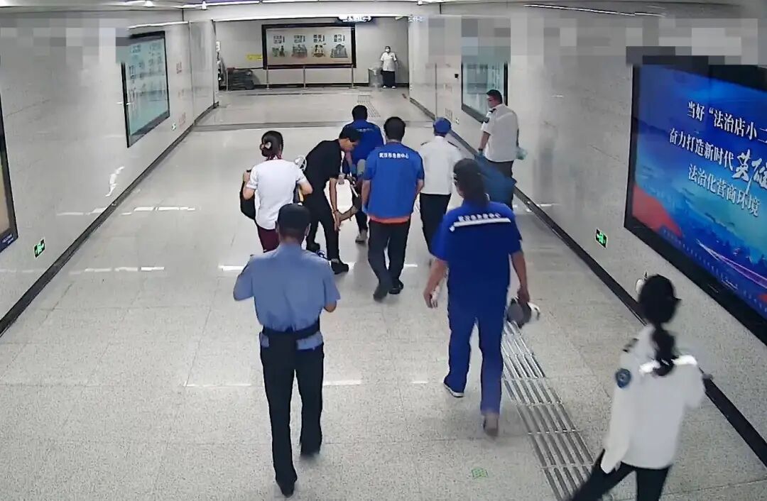 众人和120一起将乘客转送至救护车.jpg