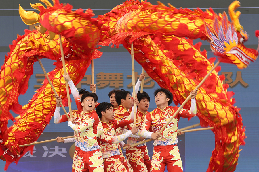 舞龙比赛现场。陈卫平摄