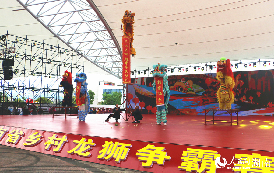 舞狮表演。人民网记者 刘宾摄