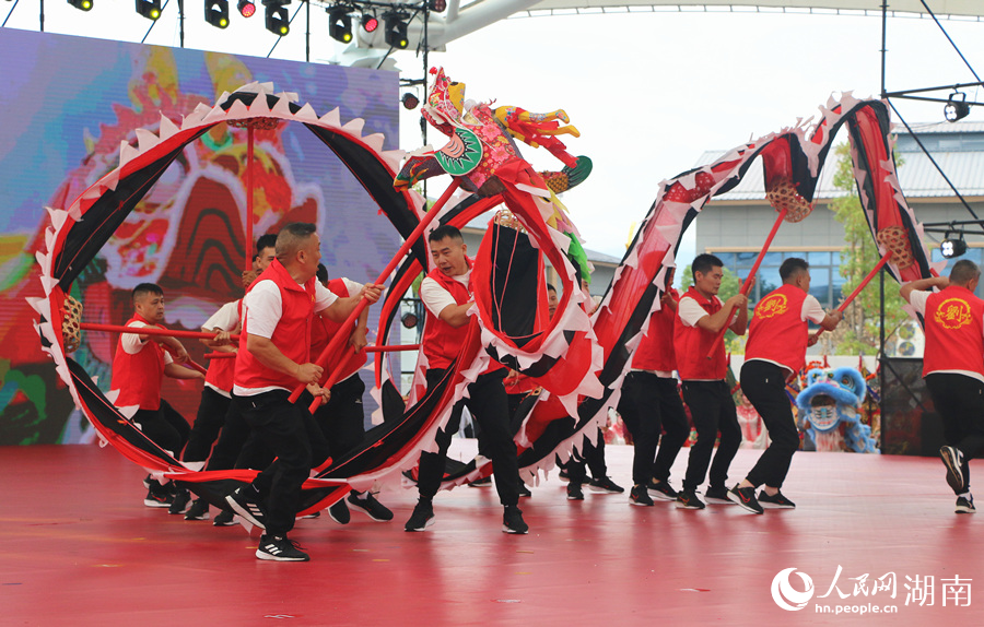 比赛开幕式上的临武跳龙表演。人民网记者 刘宾摄