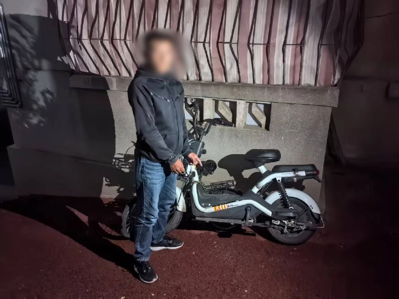 只是在火锅店多看了一眼 警花顺手“涮出”两名嫌疑人