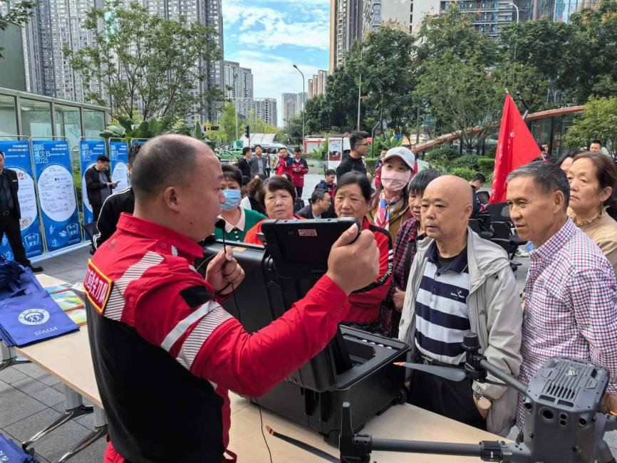 錦江區沙河街道，應急救援隊員展示應急救援裝備。成都市應急局供圖）