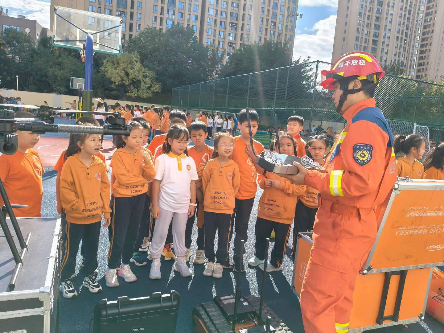 青羊區在金沙小學C區開展國際減災日主題宣傳。成都市應急局供圖