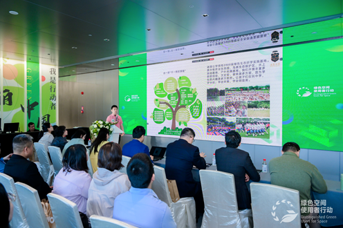 电脑萤幕的一群人 描述已自动生成