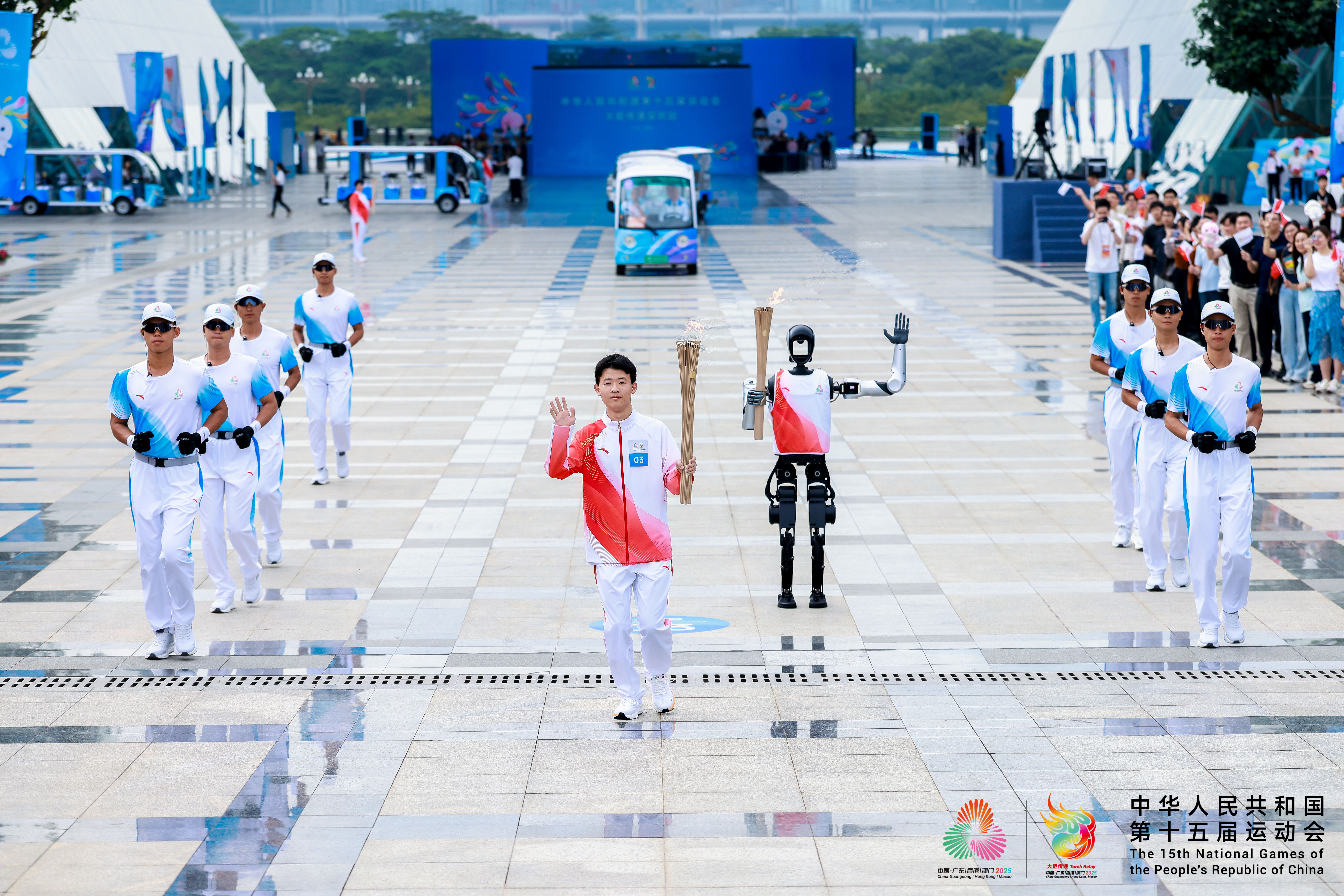图为人形机器人“夸父”完成火炬传递。