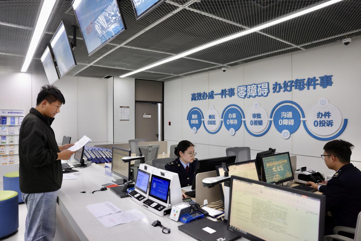 办公室里的男人

描述已自动生成