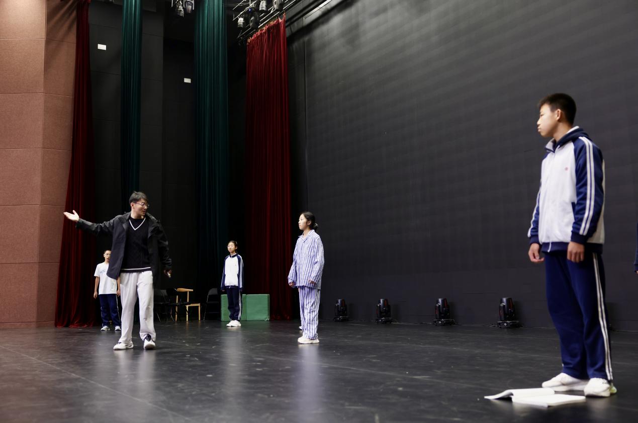 图片包含 人, 室内, 站, 男人

描述已自动生成