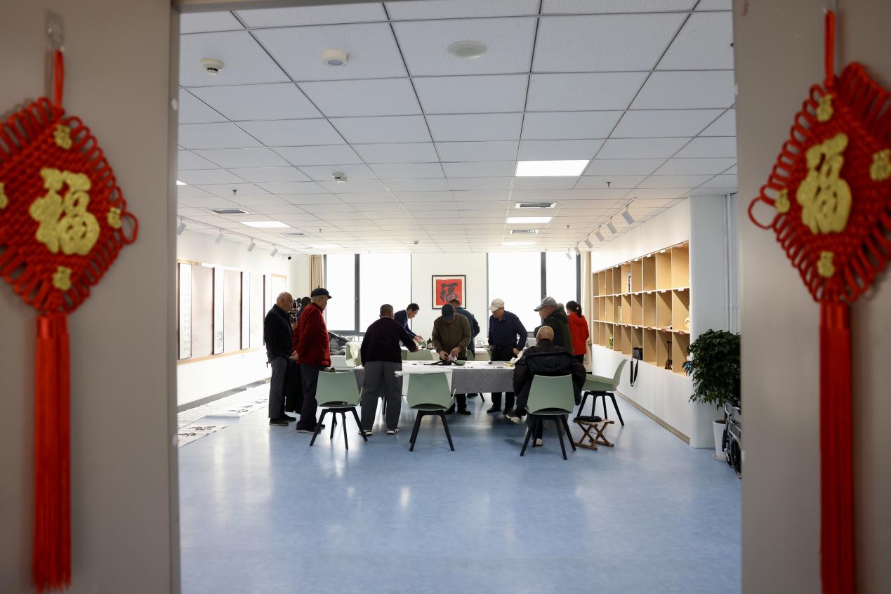 一群人站在室内

低可信度描述已自动生成