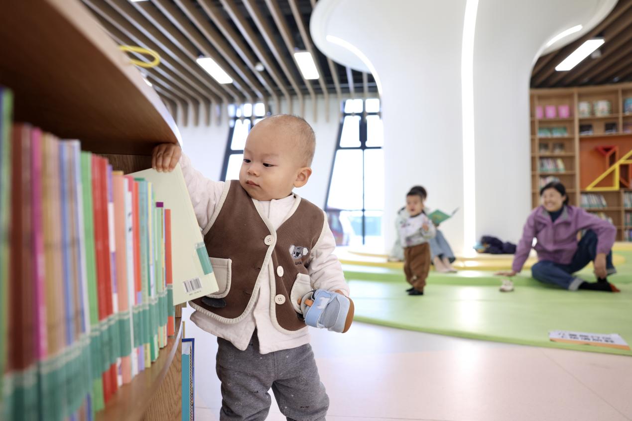 图片包含 室内, 人, 桌子, 小孩

描述已自动生成