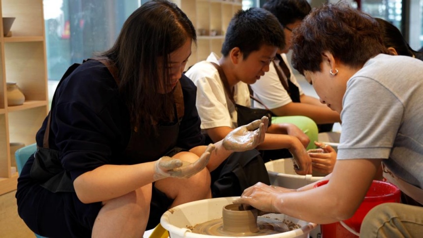 游客在北朝考古博物馆制作陶器。磁县县委宣传部供图