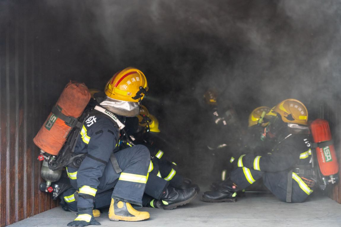 消防员进行真烟真火训练2。 西山区消防救援大队 供图