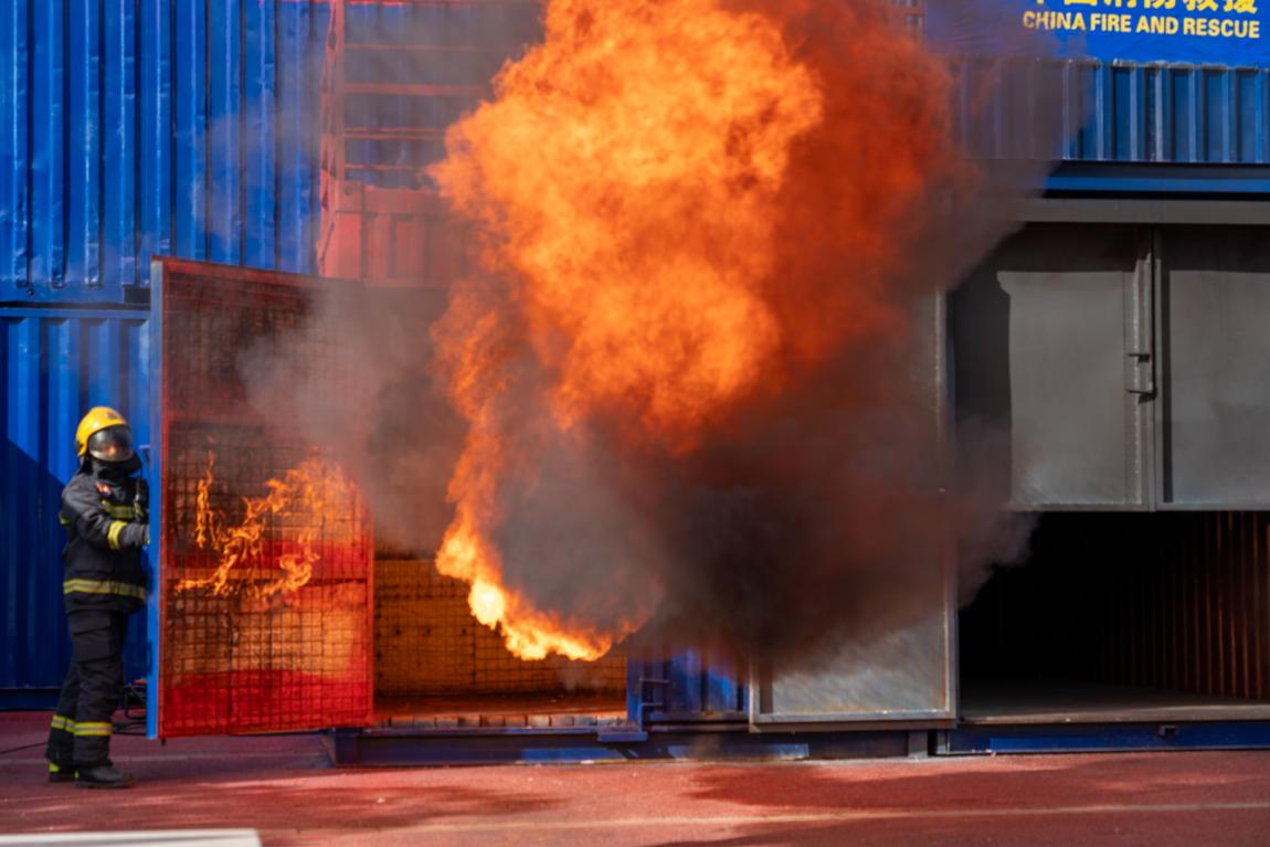 消防员进行真烟真火训练。 西山区消防救援大队 供图