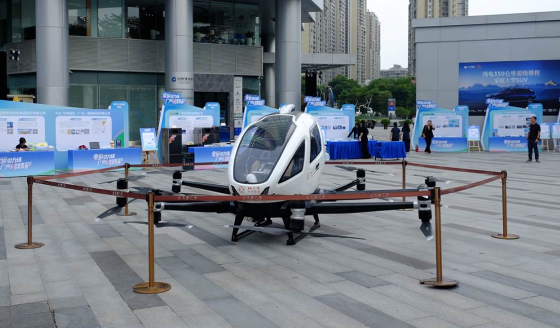 亿航智能设备有限公司在“全运引力场 广州够精彩”活动上展示的无人驾驶载人航空器。何嘉诚 摄 亿航智能设备有限公司在“全运引力场 广州够精彩”活动上展示的无人驾驶载人航空器。何嘉诚 摄