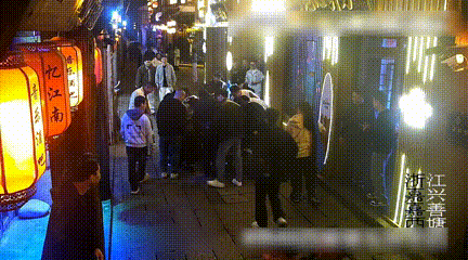 石头缝里掏出26克金手链？！