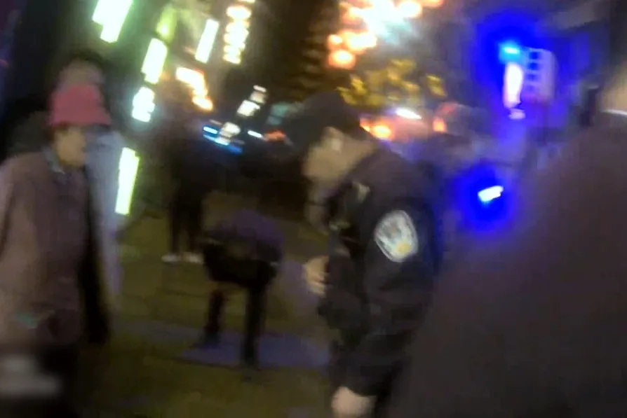 石头缝里掏出26克金手链？！